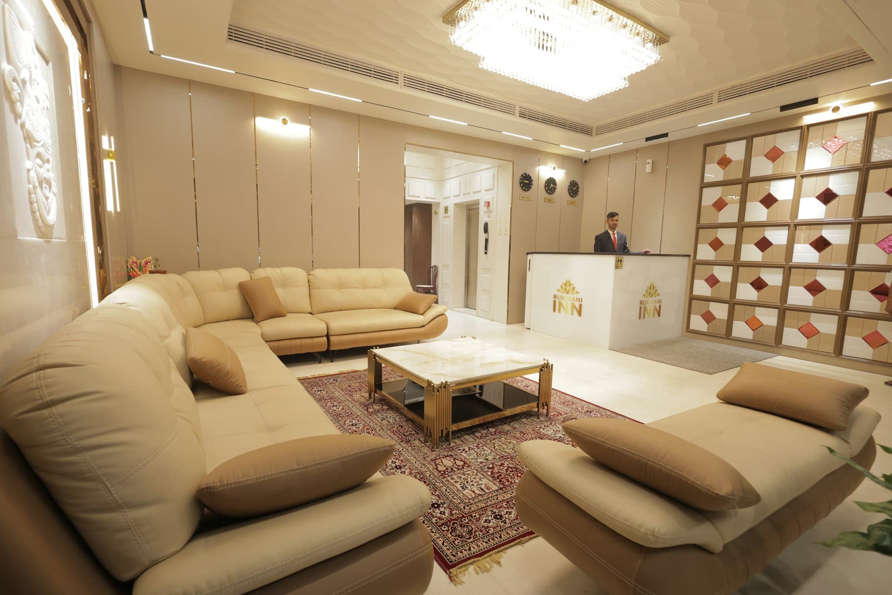 Recepción de hotel moderna con mostrador y zona de asientos